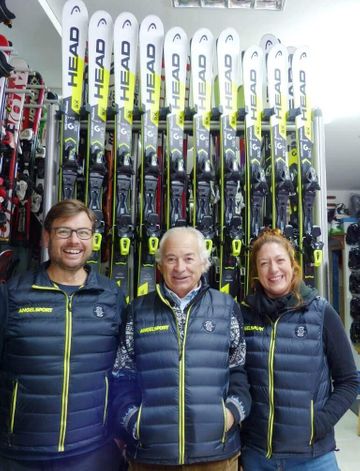 Ángelsport Alquiler de Esquís y Venta de Material Deportivo personas en la tienda