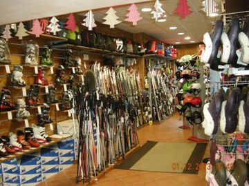 Ángelsport Alquiler de Esquís y Venta de Material Deportivo tienda con-productos para la nieve